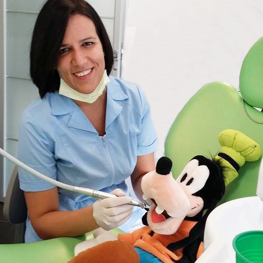 Mi chiamo Irene Andriuolo, da 10 anni sono dentista specializzata in ortognatodonzia: mi occupo cioè della cura dei denti e della bocca di bambini ed adolescenti. Ho lavorato all'ospedale Mayer a Firenze.